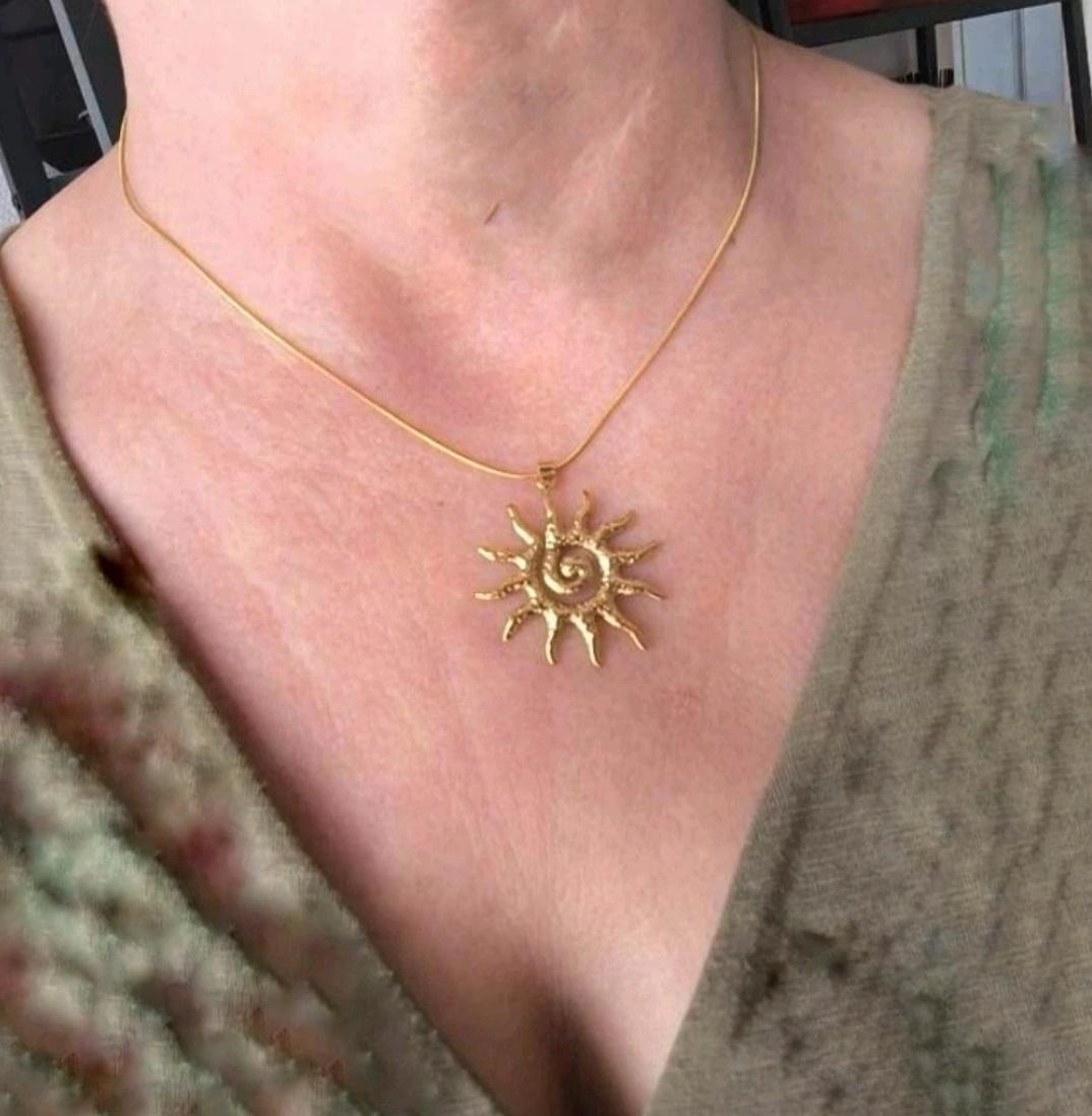 Colar com pingente de sol espiral
