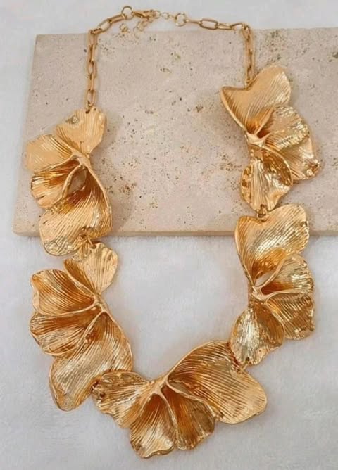 Colar de Pétalas de Flores Texturizadas
