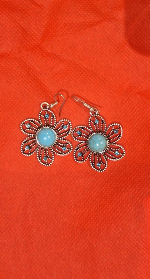 Brincos de Flor Turquesa – Um Toque de Primavera